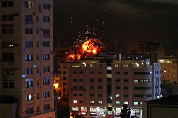 ▲▼以色列對加薩展開報復空襲，空中可看到火球。（圖／路透）