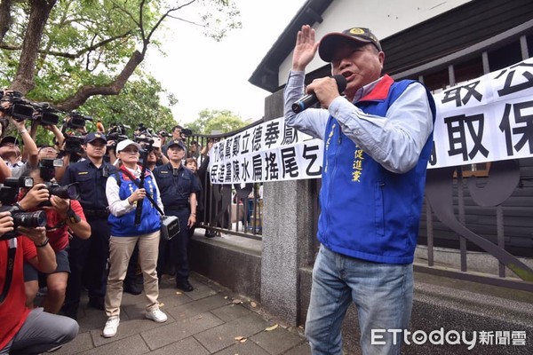 ▲▼統促黨在陳水扁新書發表會外頭抗議。（圖／記者李毓康攝）