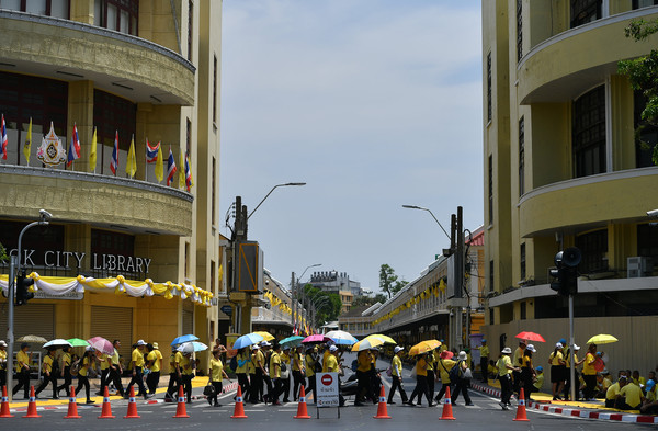 ▲▼ 泰國國王瓦吉拉隆功（Vajiralongkorn）加冕大典第2天封街，民眾紛紛在街頭等待傍晚登場的遊行。（圖／路透）