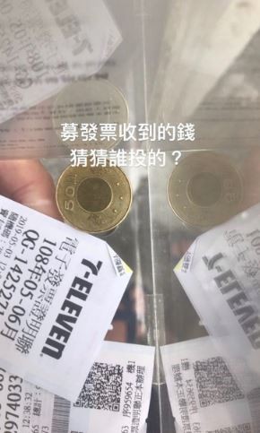 ▲紙板當床！台中街友伯「1個動作」震撼店員　2萬網淚讚：比任何人富有。（圖／翻攝自dcard）