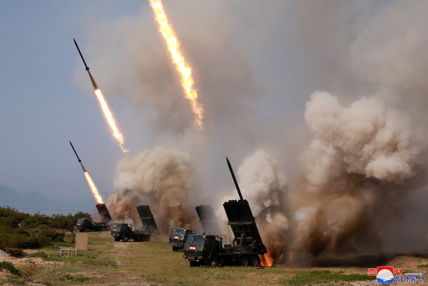 ▲▼  北韓4日上午無預警發射多管火箭彈射器和戰術導向武器。（圖／朝中社）
