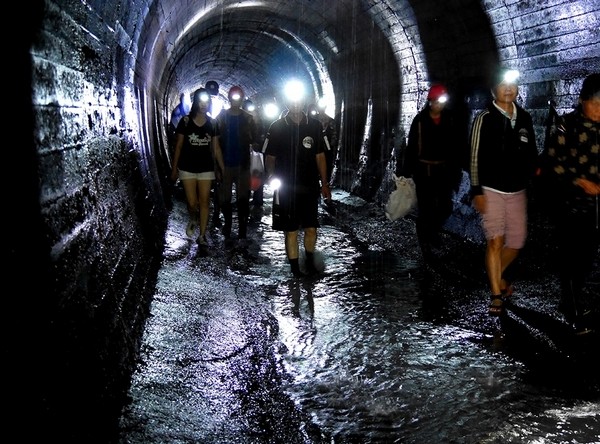 ▲桃園大圳隧道幻化成螢火虫洞，千名民眾水路健行穿梭百年時光。（圖／水利會提供）