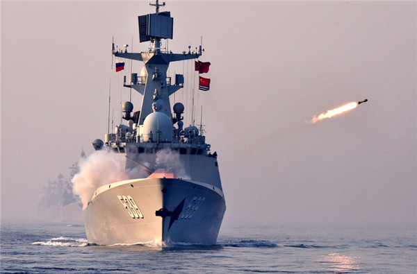 ▲一艘中國海軍導彈護衛艦，在聯合反潛課目中實施火箭深彈發射。（圖／翻攝自新華社）