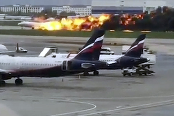 俄羅斯航空公司SU1492班機起火。（圖／達志影像／美聯社） 