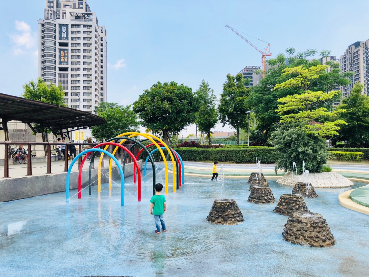 彩虹噴水隧道超好玩 新莊 塭仔底溼地公園 戲水池開放 Ettoday旅遊雲 Ettoday新聞雲