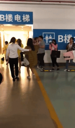 火箭少女收禮物。（圖／翻攝自吃瓜鵝每日速報）