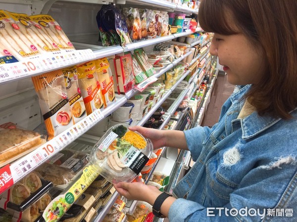 ▲瞄準夏季涼麵銷售旺季，統一超今（6）日宣布首度與日本第一大的連鎖烏龍麵店「丸亀製麵」合作，推出兩款鮮食新品搶市。（圖／統一超提供）