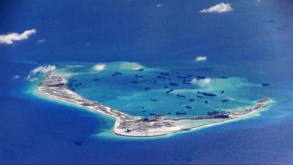 ▲▼美國海軍P-8A海神偵察機2015年5月21日拍攝的照片顯示，據稱在南沙群島美濟礁附近海域出現中國挖泥船。（圖／路透社）