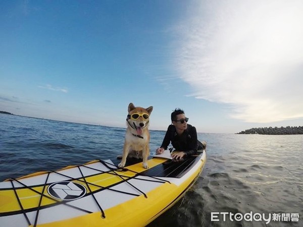 ▲GoPro落海1年後沖上沙灘　靠「衝浪柴柴」帥照幸運找回（圖／網友林建宏、黑豆sup立式划槳工作室提供，請勿隨意翻拍，以免侵權。）