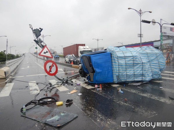 ▲▼  貨車雨中爆撞　燈桿攔腰折斷           。（圖／記者陳玉翻攝）