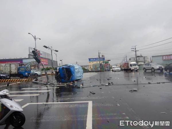 ▲▼  貨車雨中爆撞　燈桿攔腰折斷           。（圖／記者陳玉翻攝）