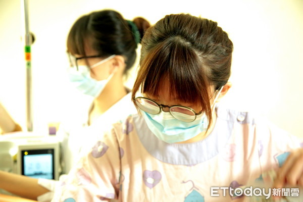 ▲這對雙胞胎姊妹雖然分別在不同科裡服務，但只要回家還有體力，還是會互相交流彼此的心得。（圖／記者黃孟珍攝）