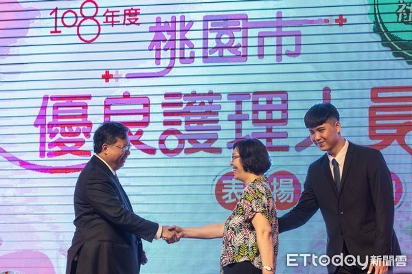 ▲桃園優良護理人員表揚，林口長庚沈永釗是70位得獎者唯一男性。