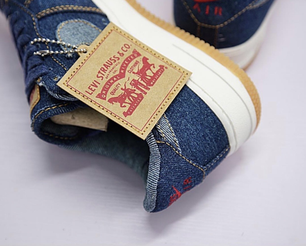 ▲Levi’s X Nike。（圖／翻攝自Twitter@dropinfos、Supreme）