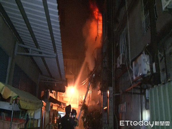 快訊／小港「泰興文化廣場」火警一家四口1死2重傷　僅兒子逃出。（圖／記者洪正達攝）