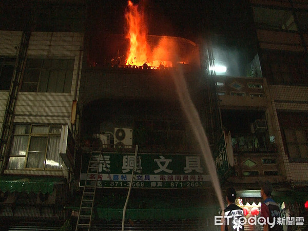 快訊／小港「泰興文化廣場」火警一家四口1死2重傷　僅兒子逃出。（圖／記者洪正達攝）