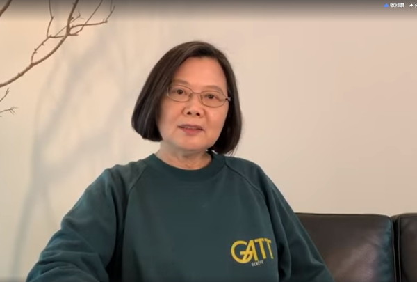 ▲▼蔡英文身上穿「GATT」衣服。（圖／翻攝蔡英文臉書）