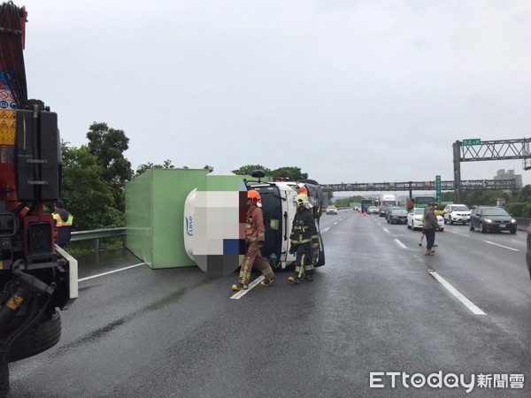 ▲國道3號北上52.49公里處、過鶯歌系統今天（7日）上午7時多，一輛大貨車翻覆90度占用外線車道。（圖／記者陳以昇翻攝）