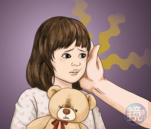 該名變性父親用手摳摸私處，再用手抹拭孩子的臉，辯稱藉此透過體味，讓孩子知道他已變性成女性。