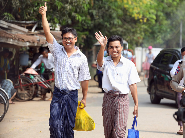 ▲▼兩名《路透社》記者瓦隆（Wa Lone）與喬索歐（Kyaw Soe Oo）在緬甸仰光郊區的一處監獄獲釋，兩人在獄中待了起碼500天。（圖／路透）