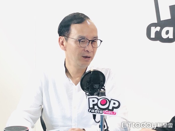 ▲新北市前市長朱立倫擔任pop radio代班主持人。（圖／記者羅婉庭攝）