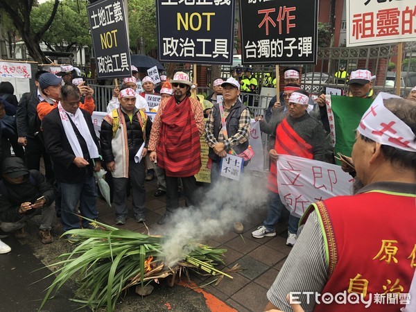 ▲▼ 台灣原住民族權利促進會集結立院前召開「捍衛原住民土地」記者會。（圖／記者林銘翰攝）