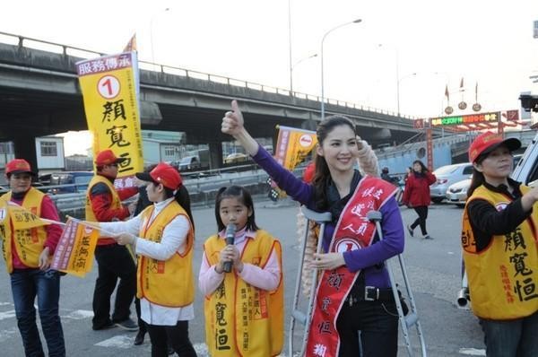 陳麗凌長髮白皙瓜子臉，曾幫老公助選成功。（翻攝顏寬恒臉書）