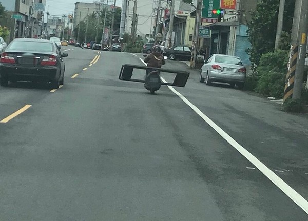 ▲機車載物無極限！什麼都載什麼都不奇怪　2公尺門框橫載上路。（圖／新竹縣議員陳凱榮提供）