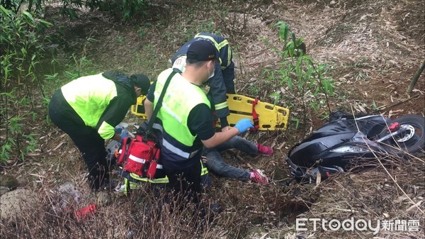 ▲▼泰山婦人為了閃車摔下2公尺高的邊坡。（圖／記者陳豐德翻攝）