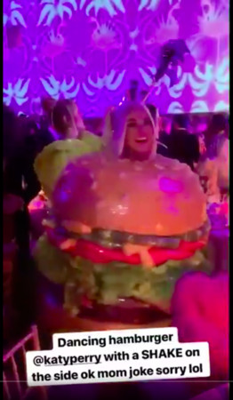 ▲▼凱蒂佩芮（Katy Perry）在MET Gala廁所換漢堡裝，嚇到路過的珍妮佛羅培茲。（圖／翻攝自推特）