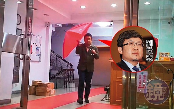 05/02    16 : 51，貿協副董劉世忠低調出入北辦，一走出一樓電梯，立即在室內怪異地撐傘。
