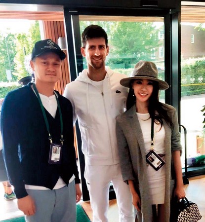 2017年王瀅與老公去看溫布頓網球錦標賽，在球員餐廳和喬柯維奇（中）合照。（翻攝自王瀅臉書）