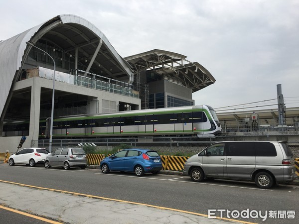 ▲盧秀燕視察捷運工程，預計明年底完工通車。（圖／記者鄧木卿攝）