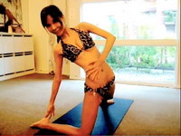 瑜珈女神房妍示範腰部180度扭轉，豹紋比基尼包不住好身材。（圖／房妍提供）