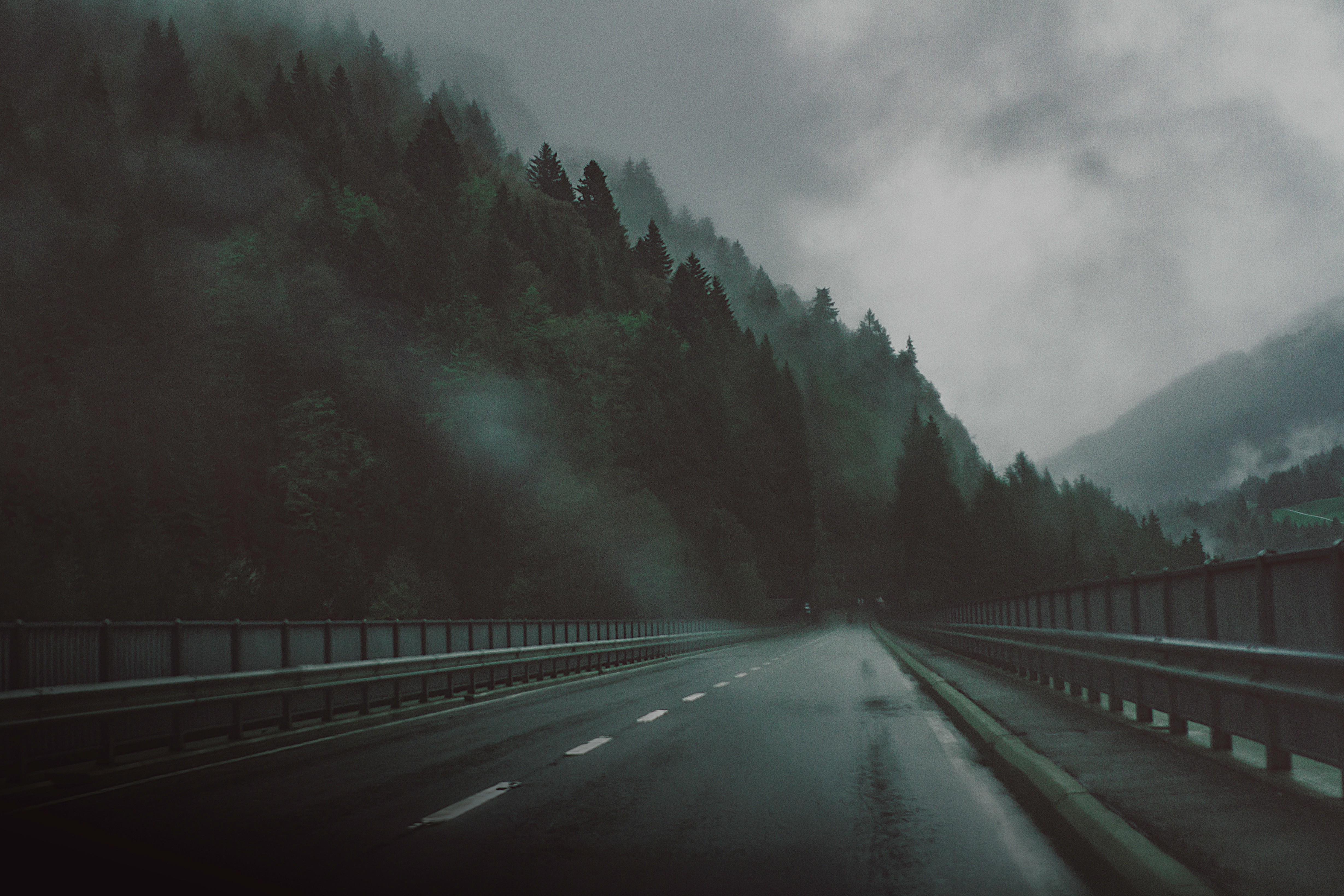 隔着車窗玻璃凌晨下雨的高速路服務區圖片素材-JPG圖片尺寸3968 × 2976px-高清圖案500828387-zh.lovepik.com