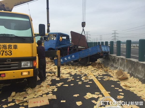 ▲貨車翻覆，金紙撒滿國道。（圖／記者唐詠絮翻攝）