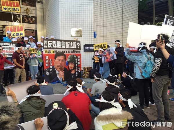 ▲▼反對媒體壟斷，抗議學生以行動劇諷刺黃國昌。（圖／資料照片)記者張曼蘋攝