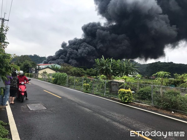 ▲▼后里廢輪胎廠火警。（圖／記者李忠憲翻攝）