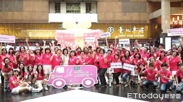 ▲癌友母親節北車快閃　對乳癌下戰帖高唱「好膽你就來！」。（圖／中華民國乳癌病友協會提供）