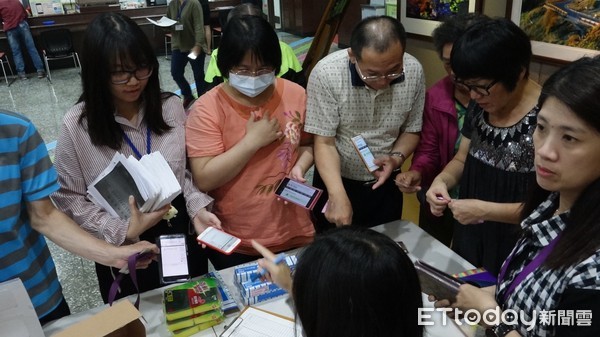 ▲高雄區監理所排滿要兌換禮物的民眾，這招提高汽燃費提前繳交的人數             。（圖／記者吳奕靖攝）