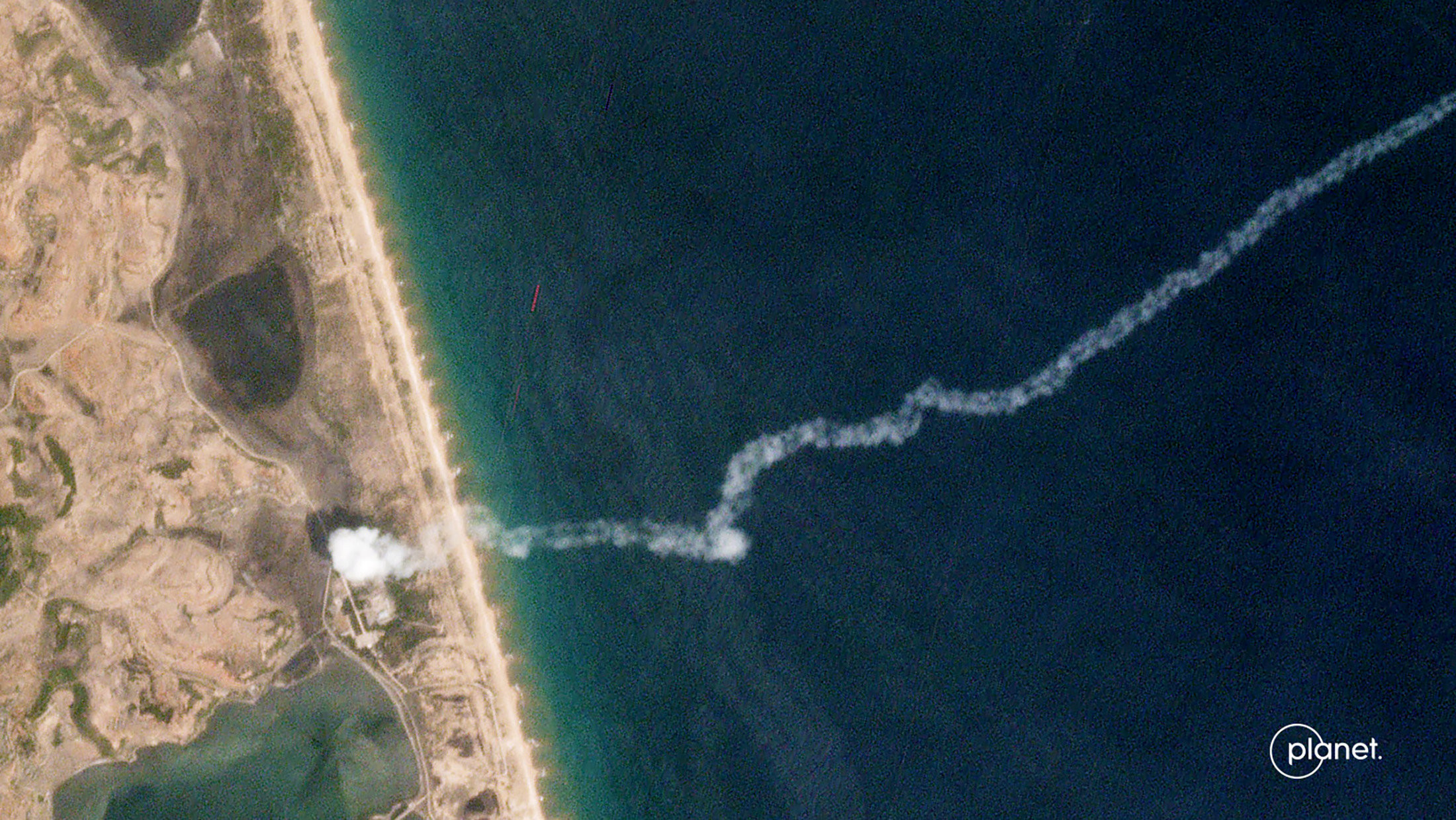 ▲衛星拍到北韓發射不明飛行物體的瞬間畫面。（圖／路透社）