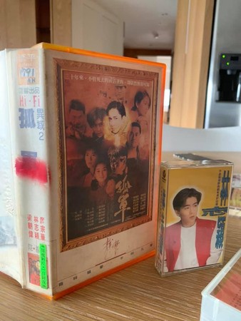 ▲林志穎看到粉絲「驚人收藏品」全簽名。（圖／翻攝自臉書／林志穎 Jimmy Lin）