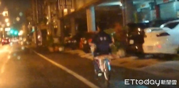 ▲台南市警三分局安順所警員趙士賢，在雨中賣力騎著老婦人的腳踏車，協助送回家。（圖／記者林悅翻攝，下同） 