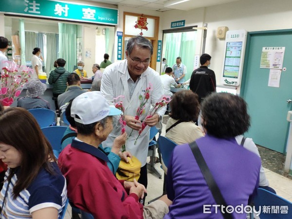 ▲台南市立醫院舉辦「我的媽媽是醫療人員」活動，蔡良敏院長並發送康乃馨花束，傳達對母親敬愛之意。（圖／記者林悅翻攝，下同）