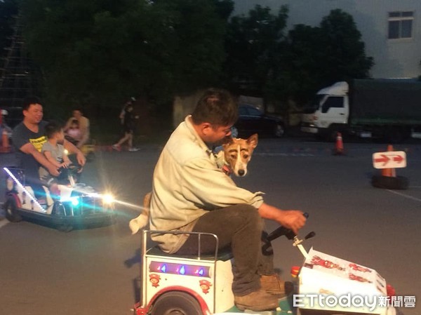 ▲自嘲「沒錢沒名車」　勞工爸抱3汪玩夜市碰碰車燦笑：真的無價。（圖／有點毛毛的／飼主Taro Lai）