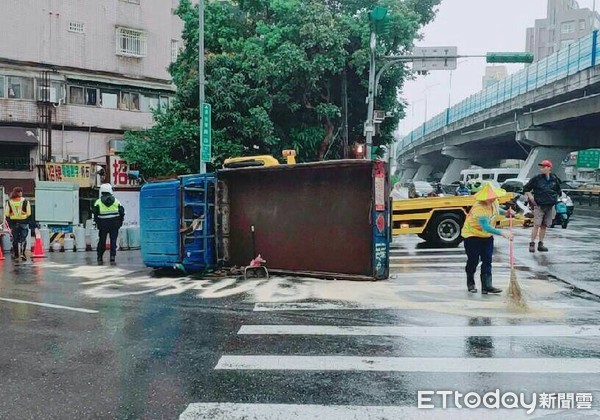 ▲▼小貨車與小客車碰撞，小貨車15桶瓦斯罐全掉地上，現場一度傳出濃厚瓦斯味。（圖／記者邱中岳翻攝）