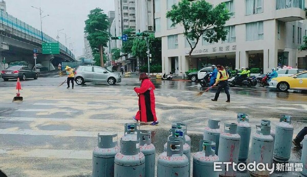 ▲▼小貨車與小客車碰撞，小貨車15桶瓦斯罐全掉地上，現場一度傳出濃厚瓦斯味。（圖／記者邱中岳翻攝）