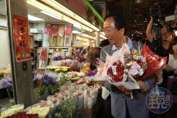 ▲▼郭台銘「幫記者綁鞋帶」。（圖／鏡週刊提供）