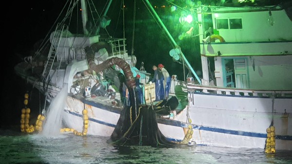 ▲▼「金福祥6號」漁船8日深夜在南方澳1.4浬處下網捕魚，被海巡取締。（圖／蘇澳海巡隊提供，下同）