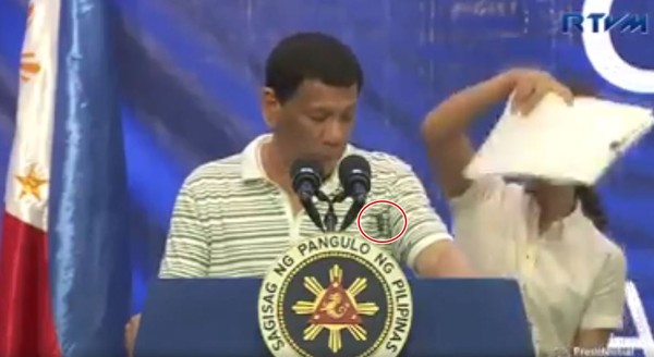 ▲▼菲律賓總統杜特蒂發表談話時，一隻蟑螂竟默默爬上他的肩膀。（圖／翻攝自臉書）